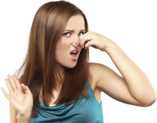 Mon-collegue-sent-mauvais-comment-lui-dire_width1024